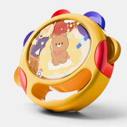 Tambourin jaune Petit Éveil Montessori avec un dessin de nounours astronaute, idéal pour l'éveil musical des tout-petits.