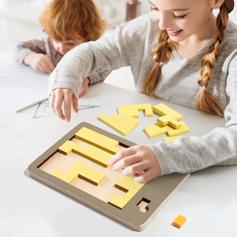 Petit Éveil Montessori Tangram en bois jaune, jeu éducatif pour enfants stimulant la logique et la créativité.