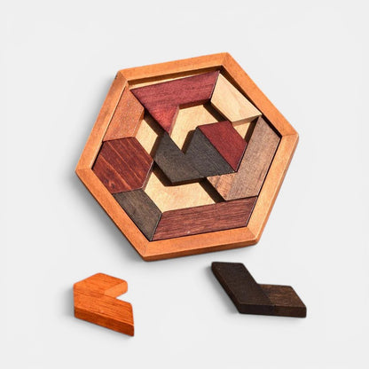 Tangram Montessori en bois de Petit Éveil Montessori, jeu éducatif avec pièces en bois de différentes couleurs et formes géométriques.