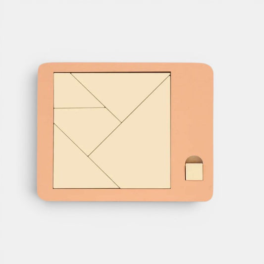 Puzzle Tangram en bois Montessori Petit Éveil Montessori, pièces géométriques en bois clair sur fond pêche.