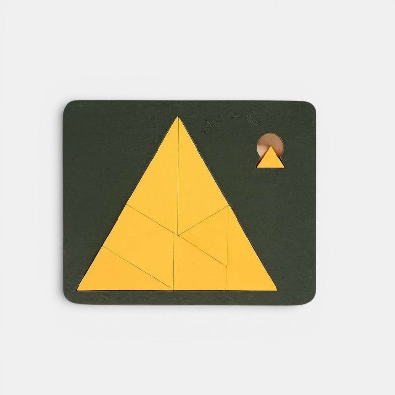 Puzzle Tangram en bois Petit Éveil Montessori, 7 pièces jaunes formant un triangle sur fond vert foncé.