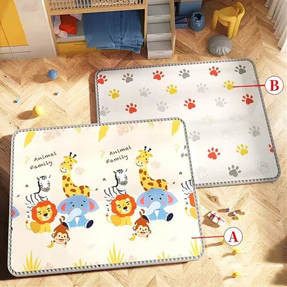 Tapis d’éveil Petit Éveil Montessori avec motifs d'animaux et empreintes de pattes, idéal pour le jeu et le développement sensoriel.