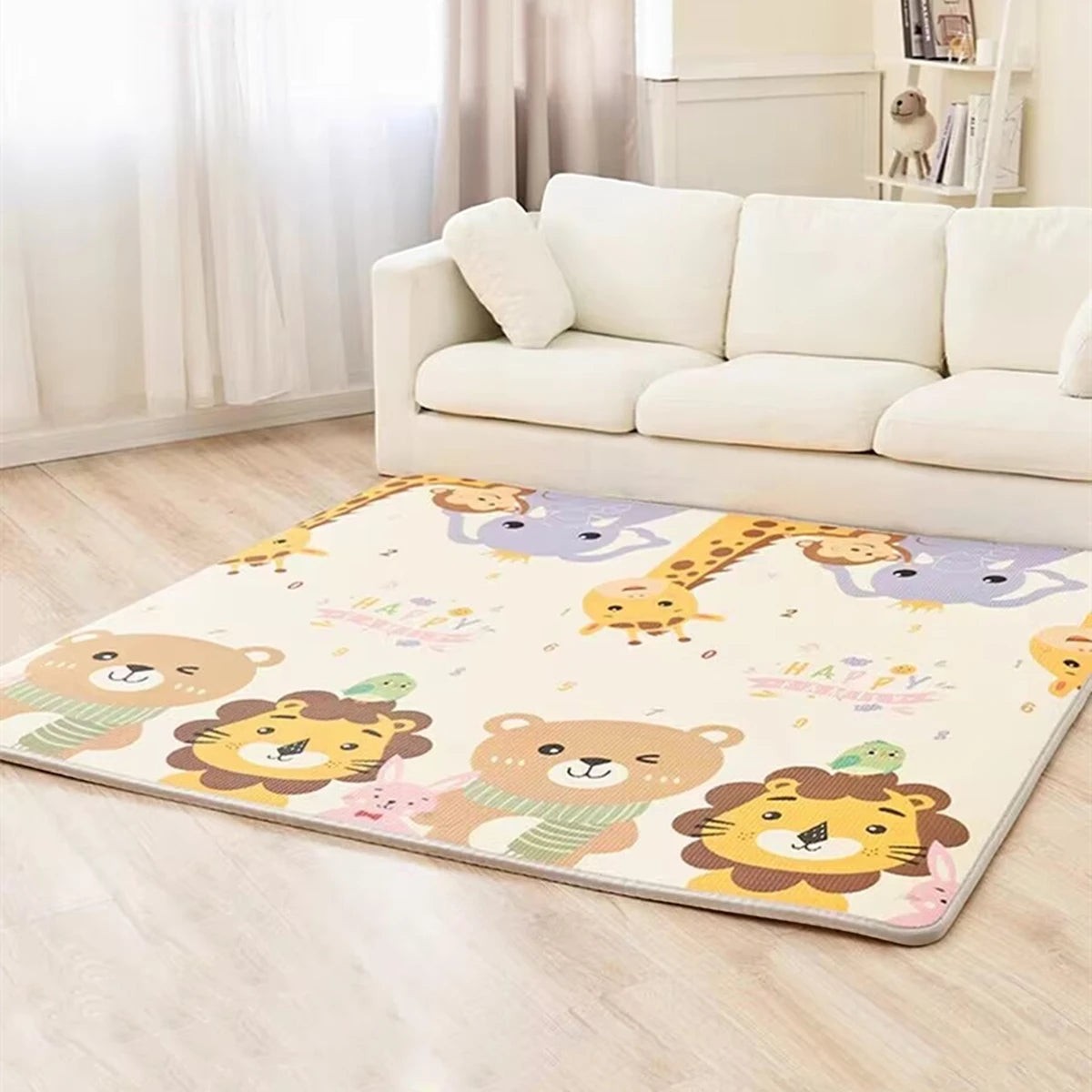 Tapis d’éveil Petit Éveil Montessori avec des animaux joyeux (ours, lion, girafe) sur fond crème. Idéal pour le jeu et l'éveil sensoriel.