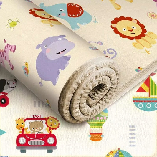 Tapis d’éveil Montessori Petit Éveil Montessori avec motifs d'animaux colorés et un taxi.
