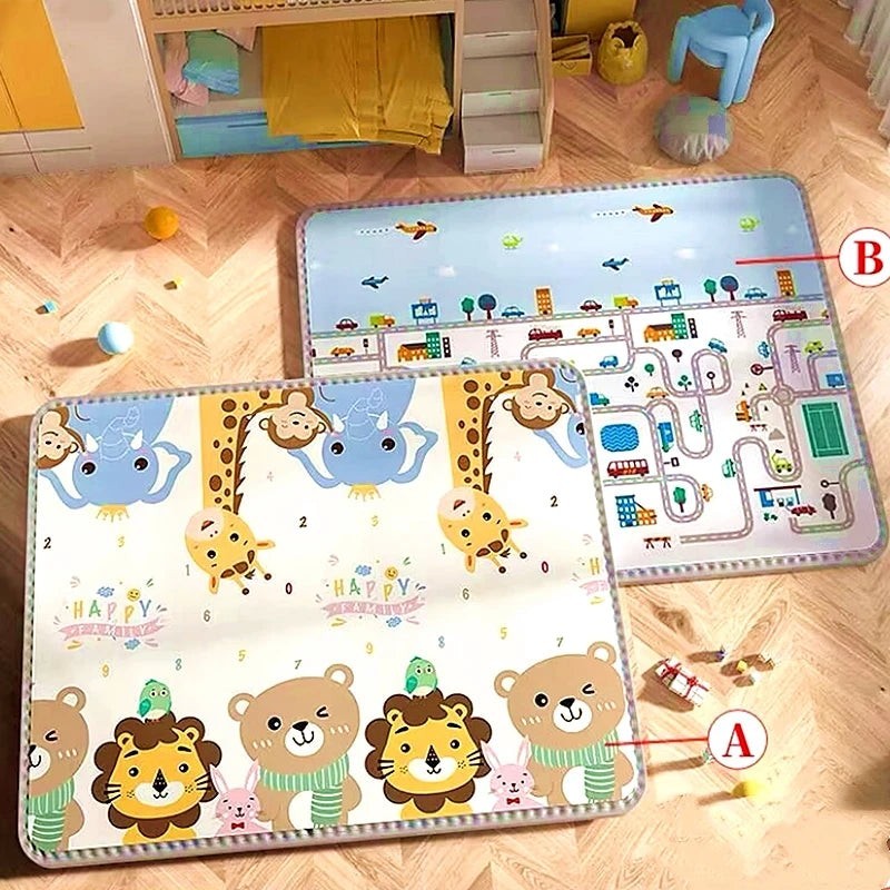 Petit Éveil Montessori tapis d'éveil avec motifs d'animaux joyeux et ville colorée pour bébé.