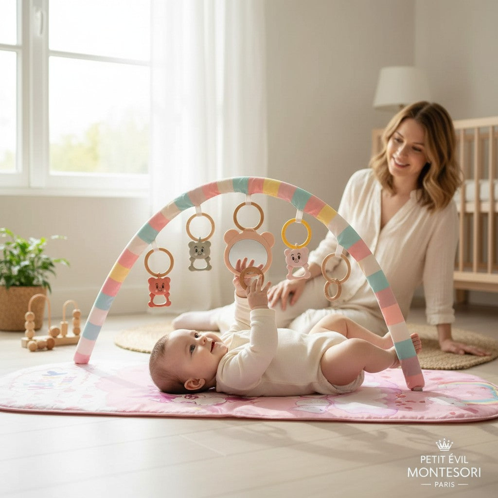 Tapis d'éveil musical rose Petit Éveil Montessori avec piano, arche et jouets suspendus pour bébé.