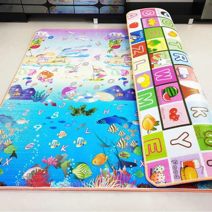 Tapis d'éveil Montessori Petit Éveil Montessori avec scène sous-marine et abécédaire coloré.