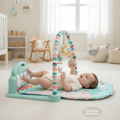 Petit Éveil Montessori tapis d'éveil musical avec piano interactif pour bébé, jouets suspendus lune et hibou, couleurs vives.
