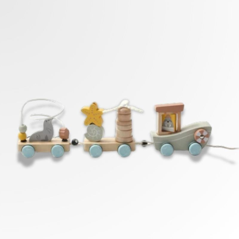 Petit Éveil Montessori train en bois avec phoque, étoile de mer et phare, idéal pour le développement de la motricité.