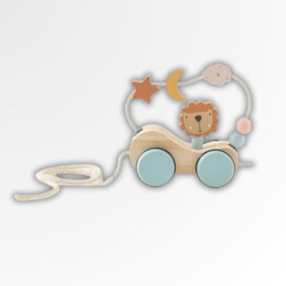 Petit Éveil Montessori train en bois avec un lion, lune, étoile et nuage. Roues bleues. Jouet éducatif.