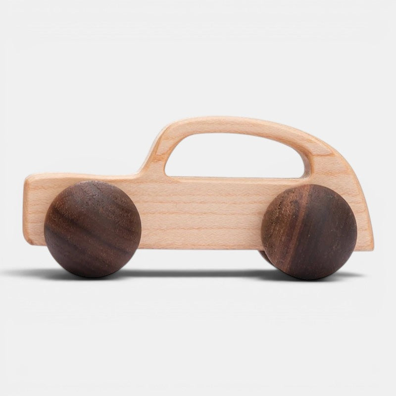 Voiture jouet Montessori en bois naturel avec roues marron foncé, design épuré pour l'éveil des enfants par Petit Éveil Montessori.
