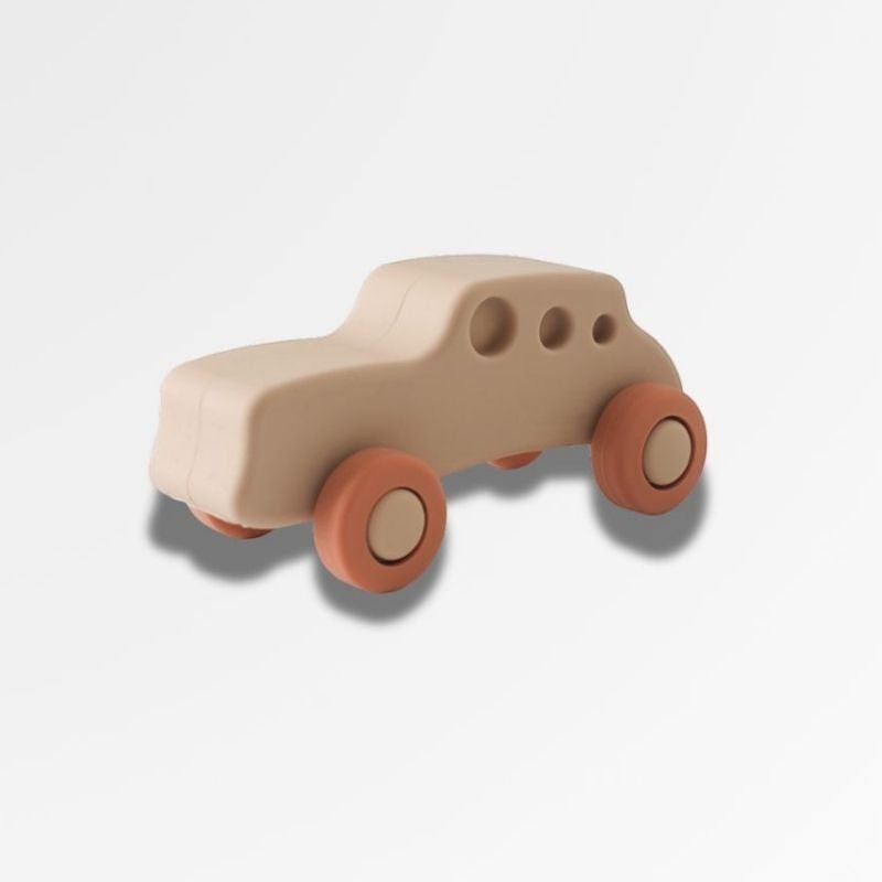 Voiture Montessori en silicone beige avec roues orange, jouet éducatif pour bébé par Petit Éveil Montessori