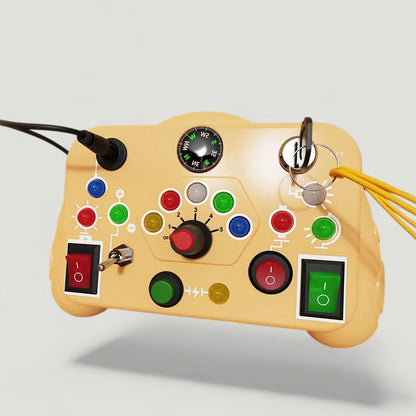 Petit Éveil Montessori, tableau d'activités jaune pâle avec interrupteurs, boutons, boussole et clés pour l'apprentissage des tout-petits.